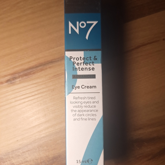No7Advanced Eye Cream - Blue and White - Picture 1 of 2